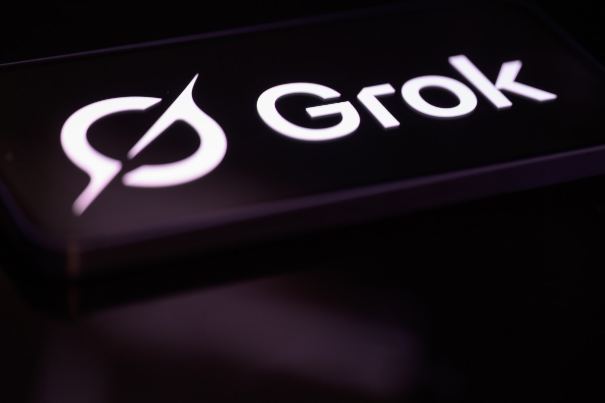 Groziło jej dzieciństwo: Grok i wyuzdane zdjęcia